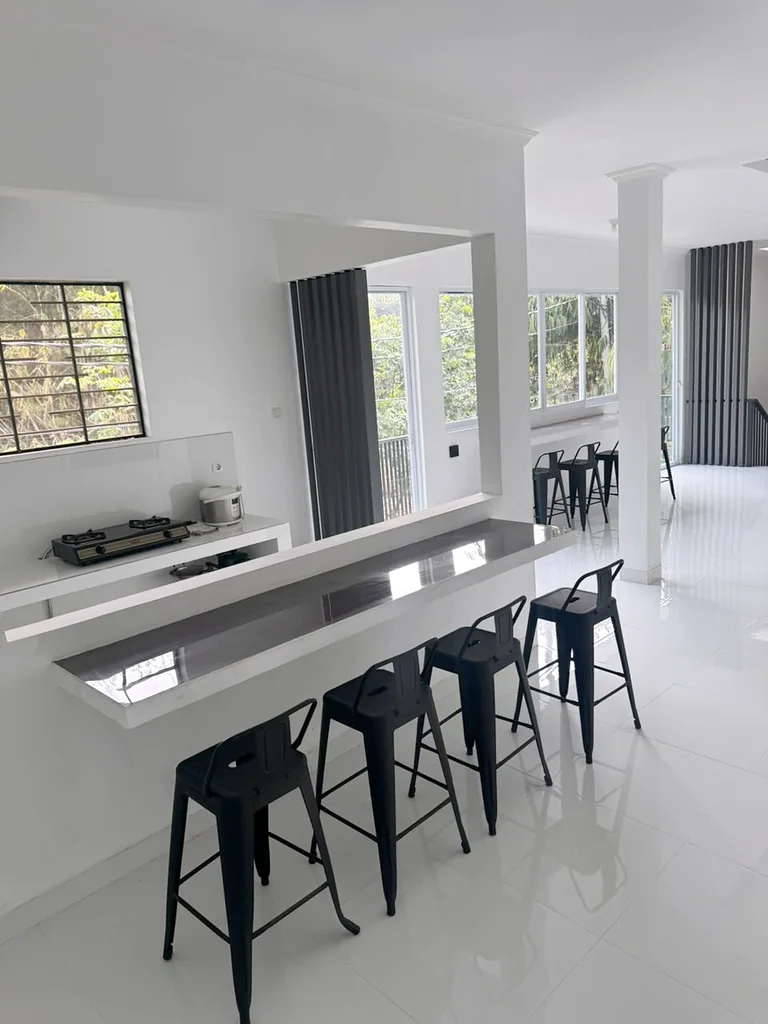 Dapur bersama Moonlight Kost dengan kompor, penanak nasi, dan meja minibar