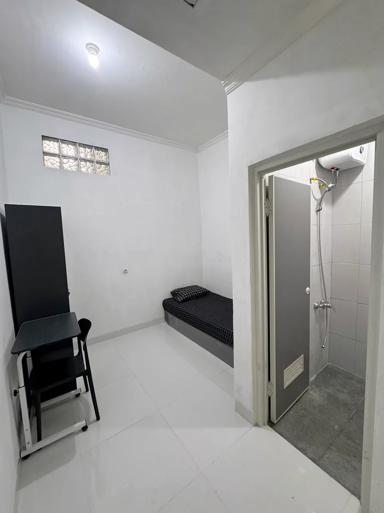 Kamar Moonlight Kost dengan tempat tidur single, meja kerja, dan akses kamar mandi dalam